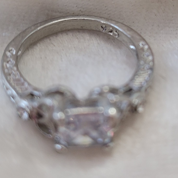 Exquisite Zircon Diamond Engagement Ring - Picture 6 of 8
